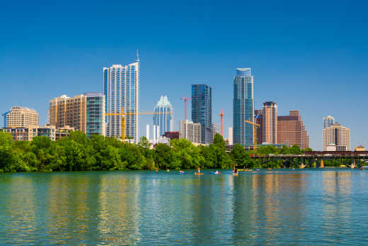 Aussicht vom Lady Bird Lake auf die Skyline von Austin