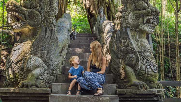 Mutter und Sohn entdecken Affenwald in Ubud, Bali, Indonesien.