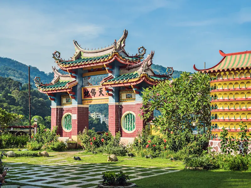 George Town, Penang, Malaysia Bunter chinesischer Tempel mit dekorativem Tor und Garten. George Town, Penang, Malaysia.