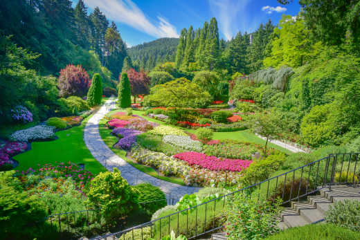 Vue sur les Butchart Gardens par une journée ensoleillée, à Victoria, au Canada.

