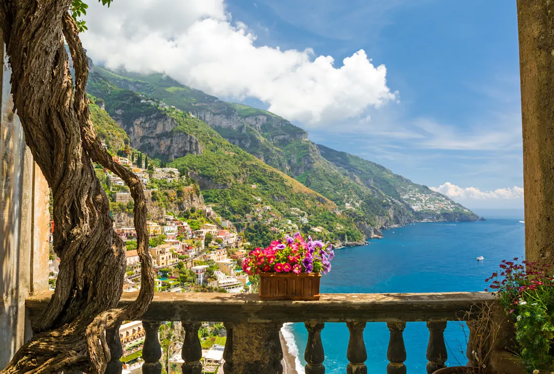 Positano an der Amalfiküste in Italien Blick auf die Stadt Positano von einer antiken Terrasse mit Blumen, Amalfiküste, Italien