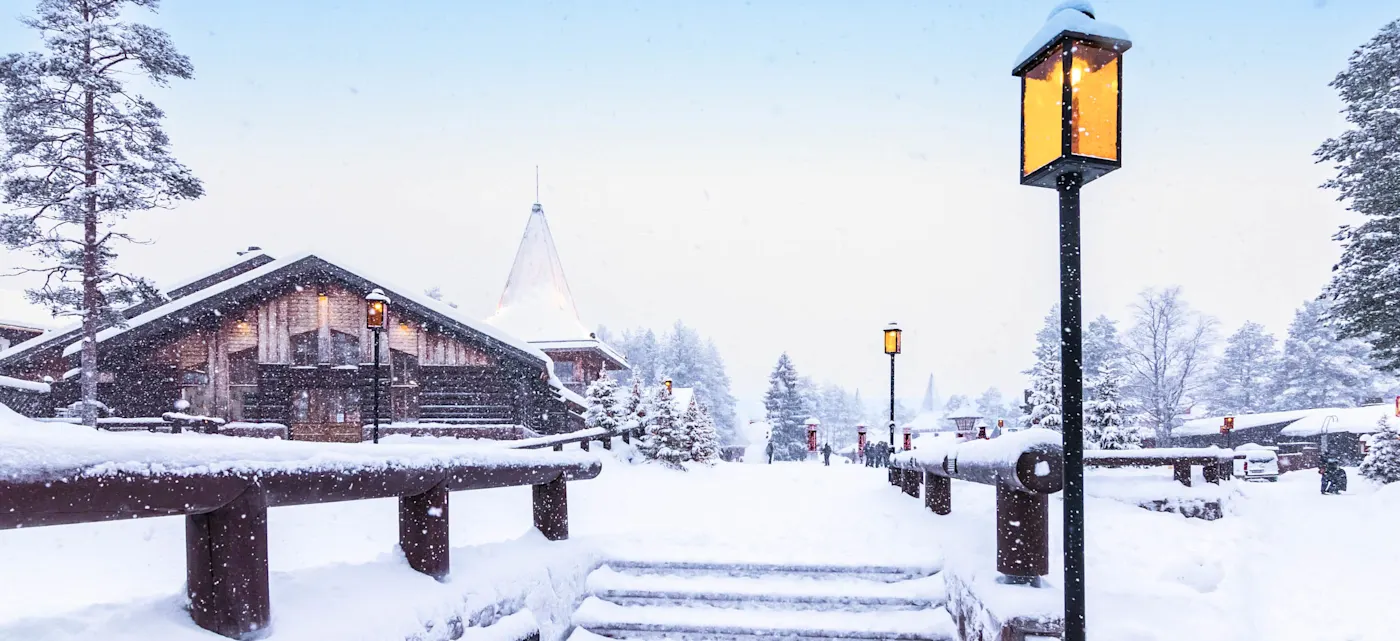 Weihnachtsdorf in winterlicher Kulisse, Rovaniemi, Lappland, Finnland