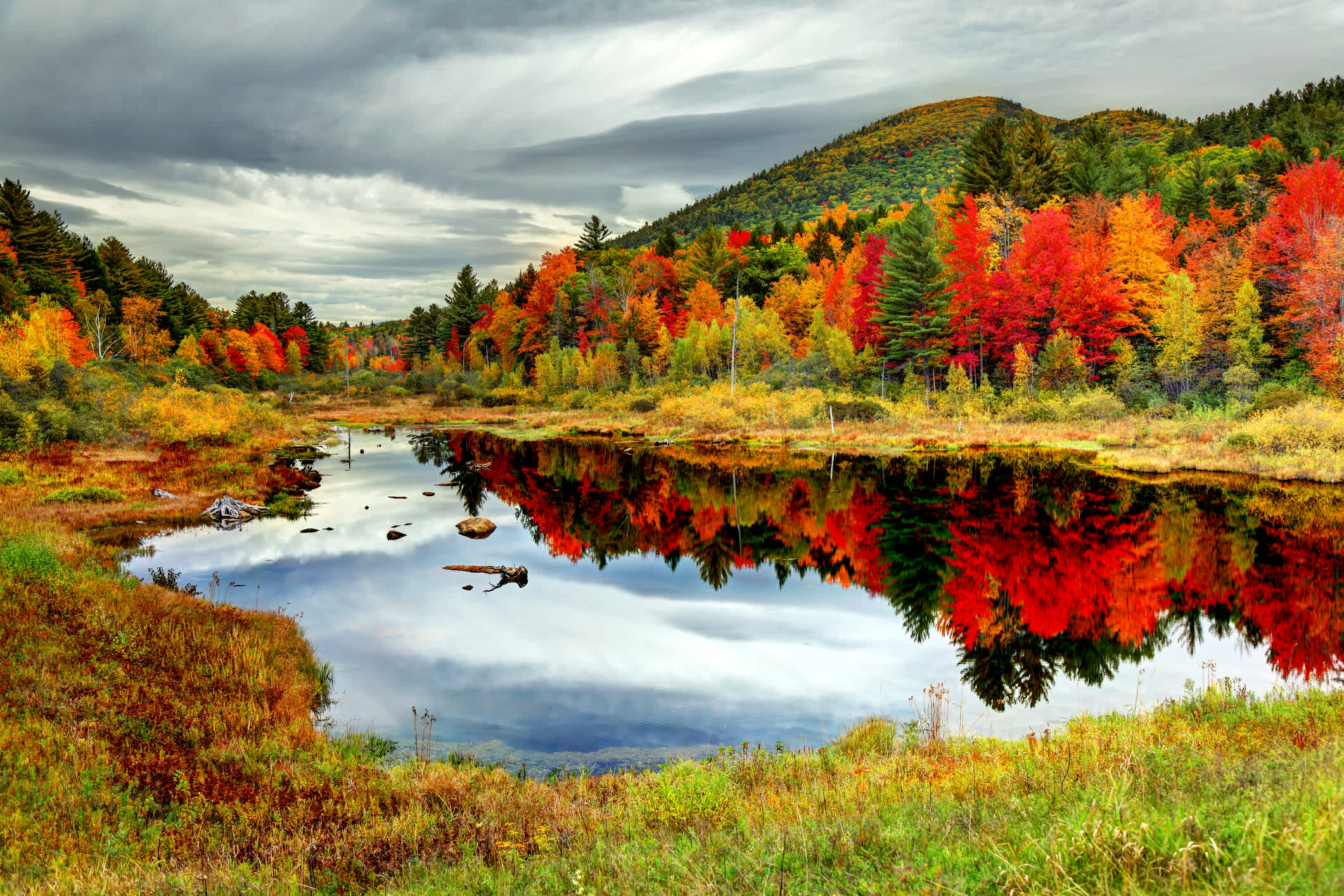 Höhepunkt der Herbstfärbung in der Region White Mountains in New Hampshire