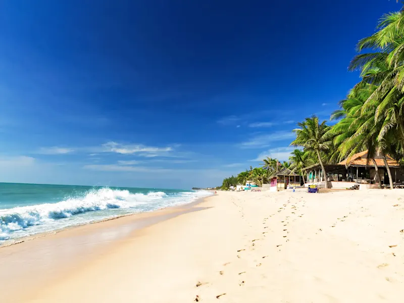 Vietnam, Flitterwochen Strand, türkisfarbenes Meer, Hütten, Palmen, Fußspuren, blauer Himmel, Vietnam.