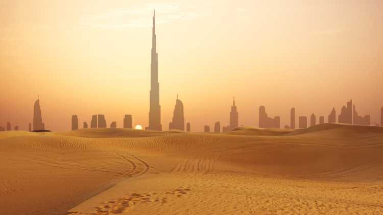 Skyline von Dubai aus der Wüste gesehen