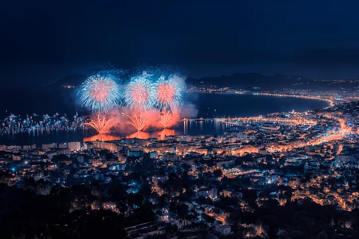 France Cannes Feux d'artifice Nehmen Sie im Juli-August am Pyrotechnik-Festival während Ihres Urlaubs in Cannes teil.