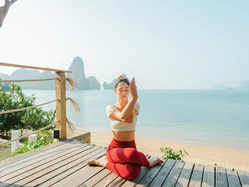 Thailand, Krabi, Meditation Meditation in tropischer Umgebung mit Meerblick, Krabi, Thailand.