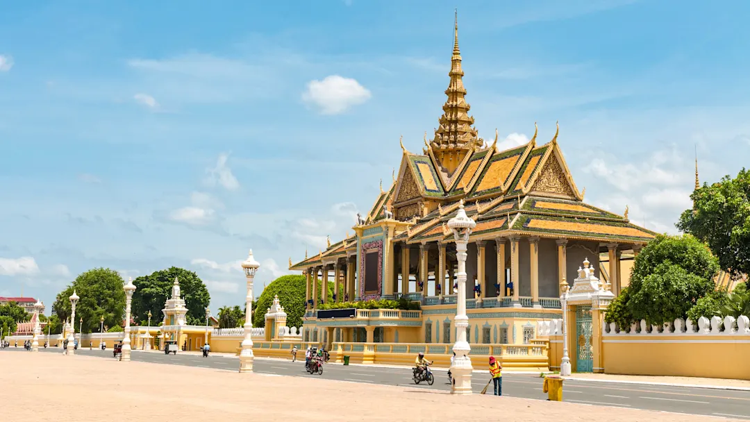 Prächtiger Königspalast mit goldenen Dächern und verzierten Säulen. Phnom Penh, Kambodscha.
