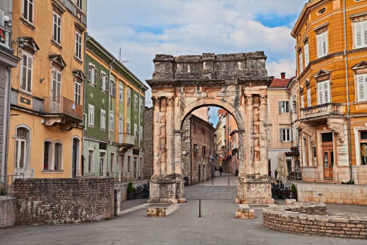 Der römische Triumphbogen der Sergii in Pula, Kroatien