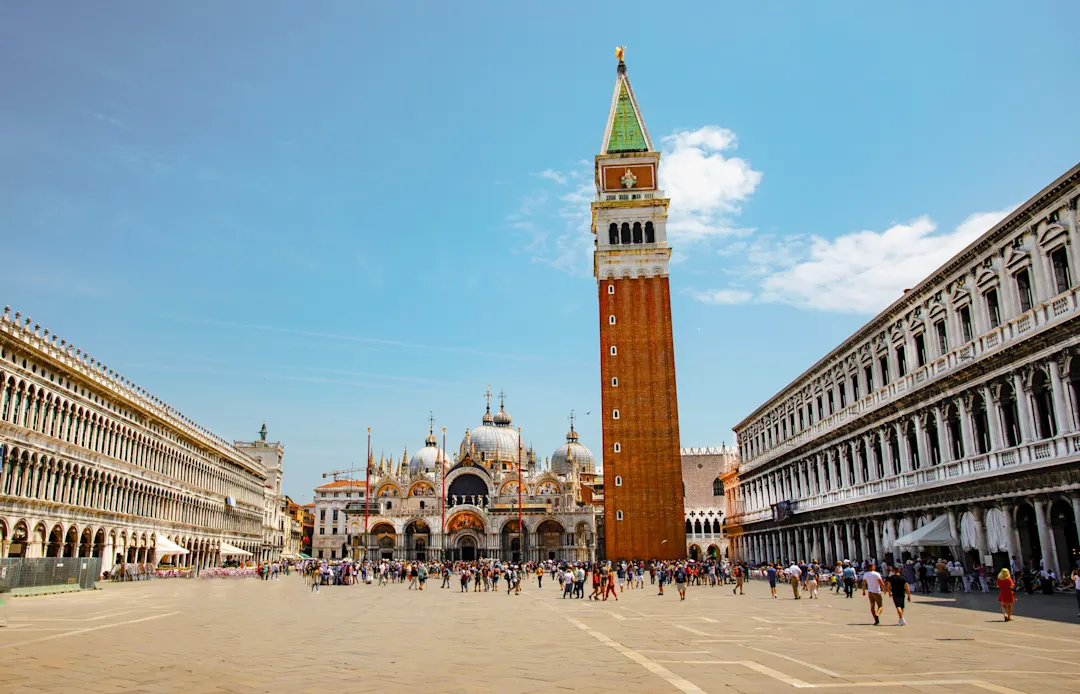 Der Markusplatz und die Basilika sind Top-Sehenswürdigkeiten bei einem Venedig Urlaub.