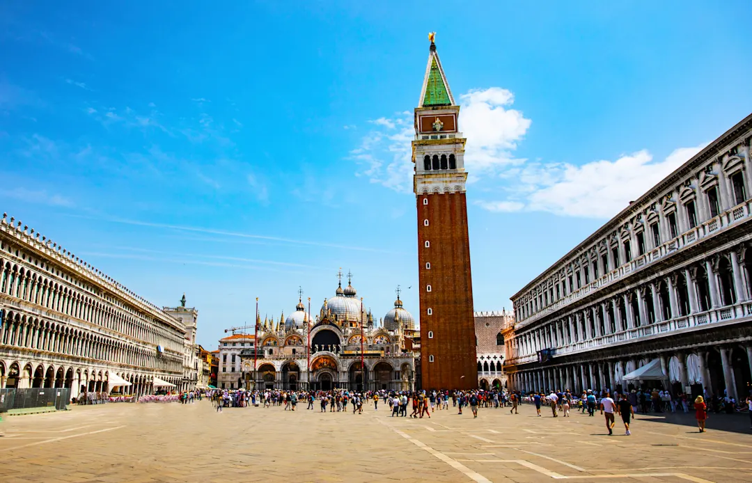 St. Mark’s Square and Basilica Der Markusplatz und die Basilika sind Top-Sehenswürdigkeiten bei einem Venedig Urlaub.