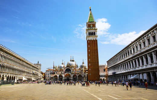 Het San Marcoplein en de Basiliek zijn topbezienswaardigheden tijdens een vakantie in Venetië.