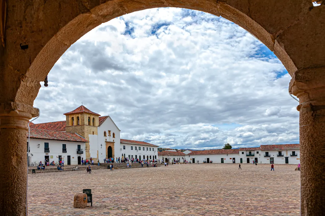 irche auf dem Kopfsteinpflaster in Villa de Leyva