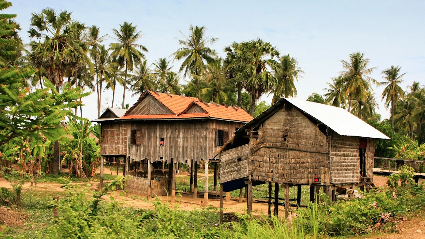 Siem Reap, Kambodscha Traditionelle Stelzenhäuser umgeben von tropischen Palmen und Vegetation, Provinz Siem Reap, Kambodscha.