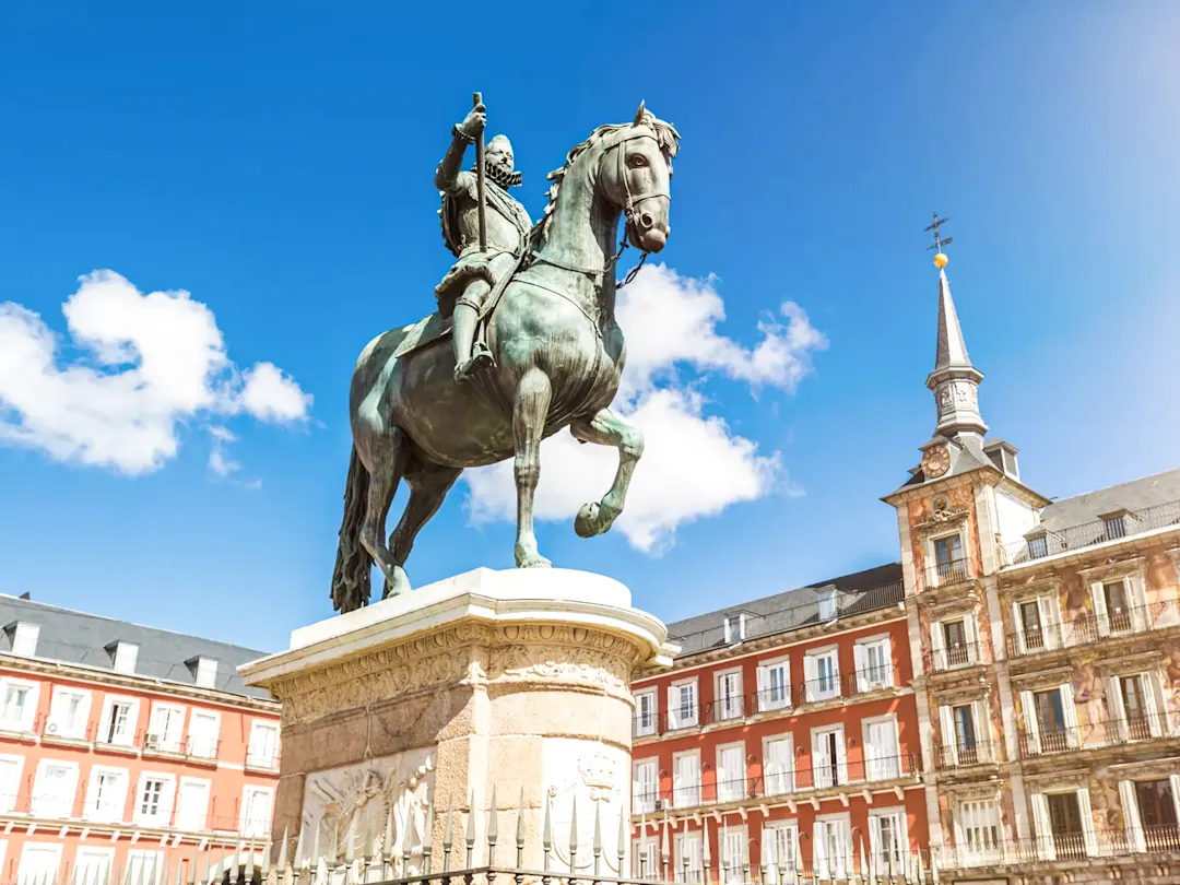 Reiterstatue von Philipp III. auf der Plaza Mayor unter blauem Himmel. Madrid, Spanien.
