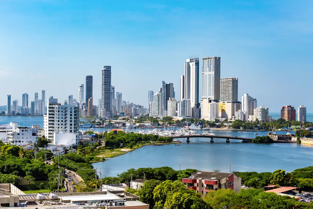 Urbane Skyline der Stadt Cartagena de Indias an der Karibikküste Kolumbiens

