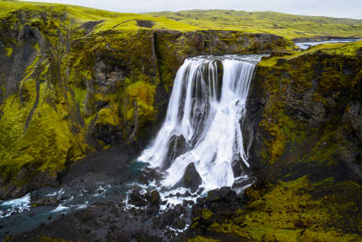 Der Blick auf den Wasserfall Fagrifoss in der Nahe Kirkjubaejarklaustur, Island.

