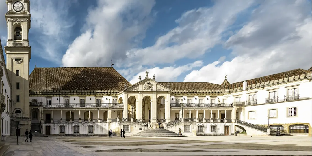 Universitätsgebäude mit Uhrturm und Innenhof in Coimbra. Coimbra, Centro, Portugal.

