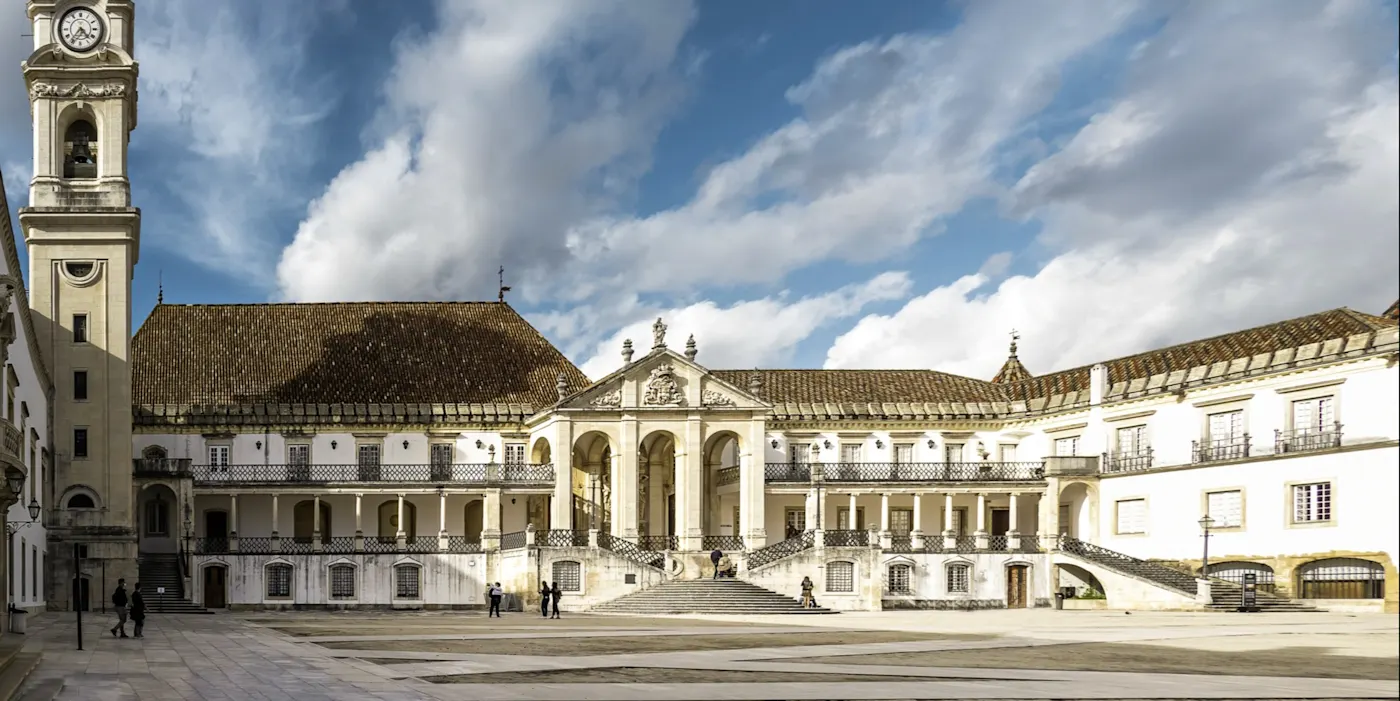 Universitätsgebäude mit Uhrturm und Innenhof in Coimbra. Coimbra, Centro, Portugal.

