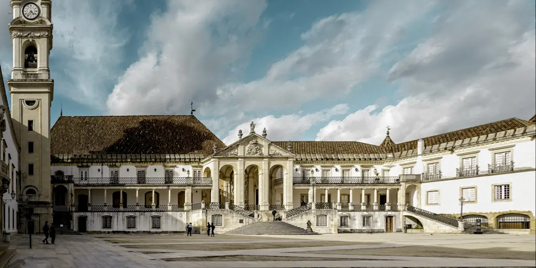 Universitätsgebäude mit Uhrturm und Innenhof in Coimbra. Coimbra, Centro, Portugal.

