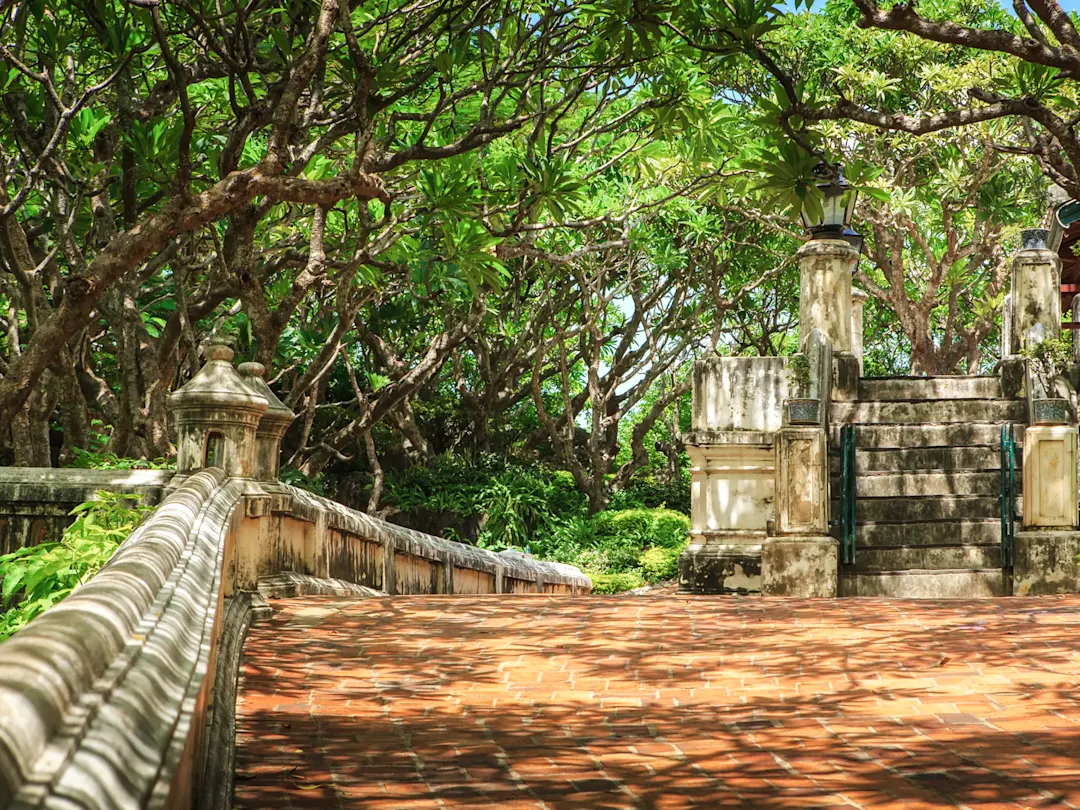  Alte Treppe umgeben von üppigem Grün. Phraya Nakhon, Hua Hin, Thailand.