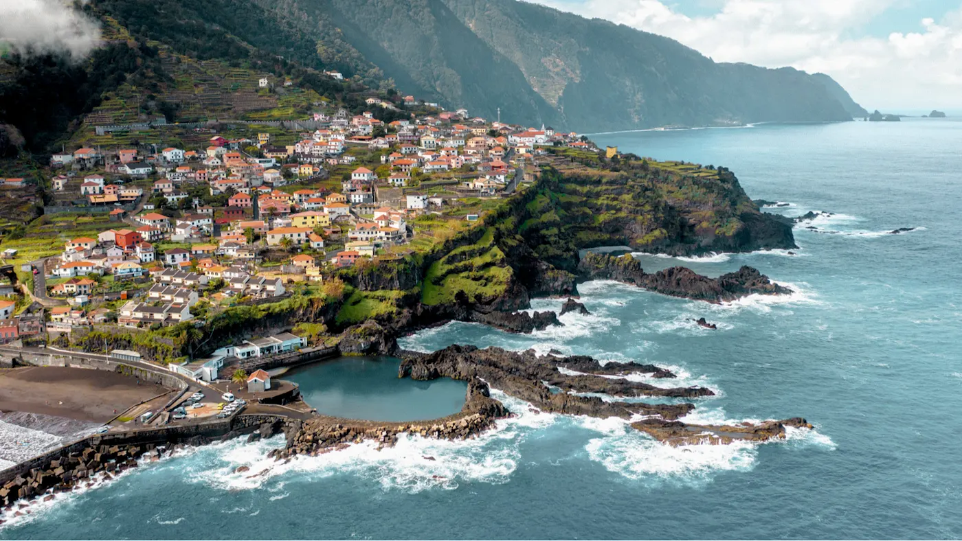 São Vicente, Madère, Portugal Bunte Häuser auf terrassierten Klippen am Meer mit Bergen im Hintergrund, São Vicente, Madeira, Portugal.