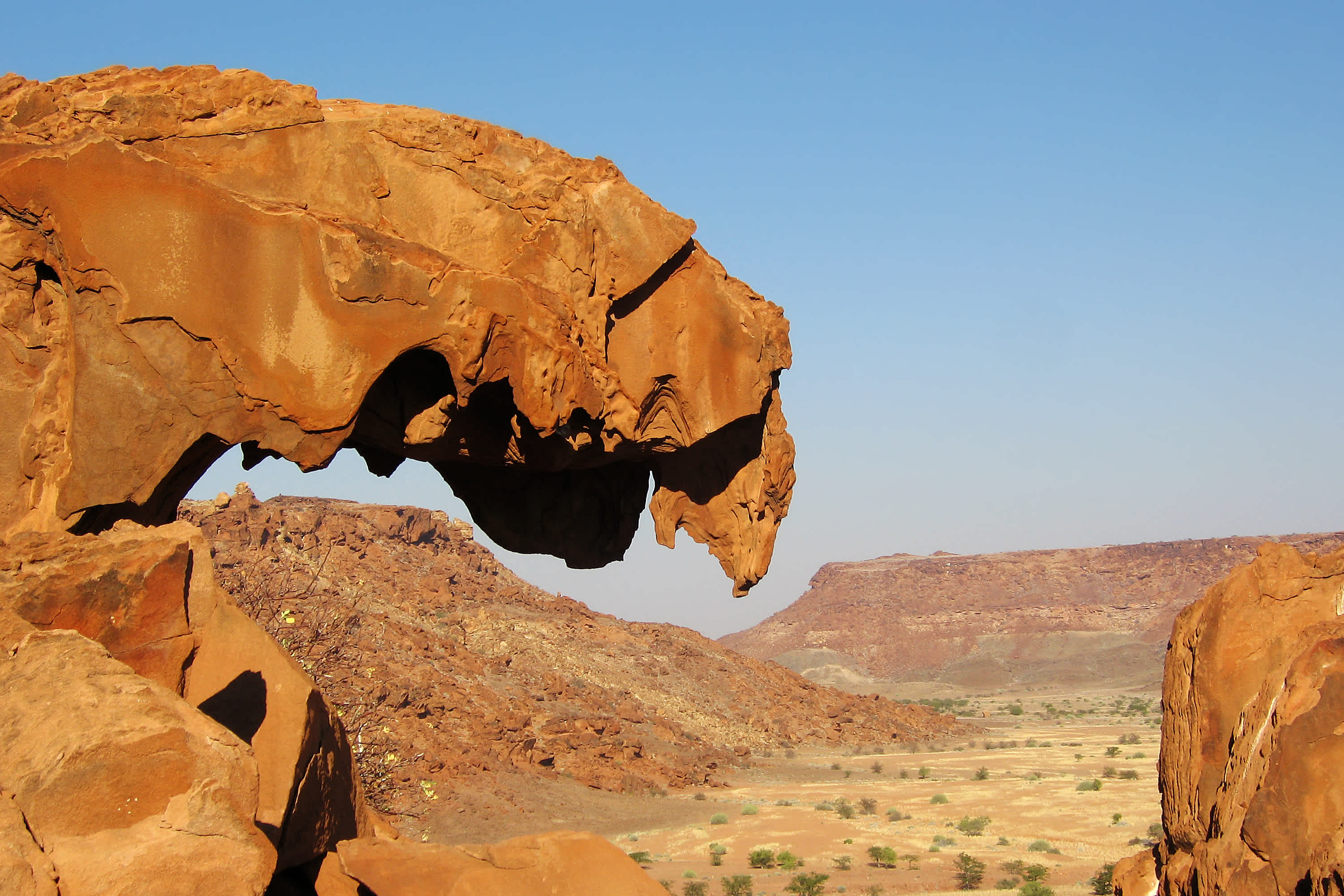 Découvrez Twyfelfontein pendant votre voyage en Namibie, un site archéologique célèbre du pays dans lequel vous pourrez admirer une formation rocheuse appelée la « bouche du lion »