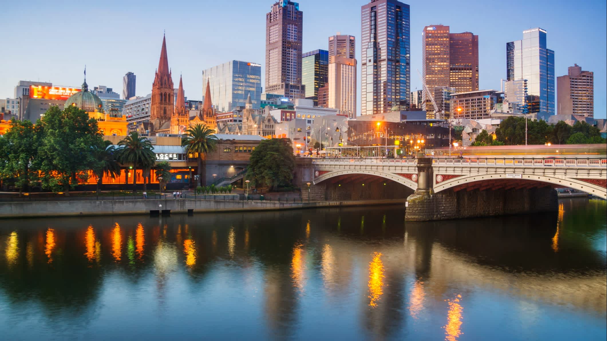 Vue sur un pont et des bâtiments illuminés de Melbourne au crépuscule, Australie.