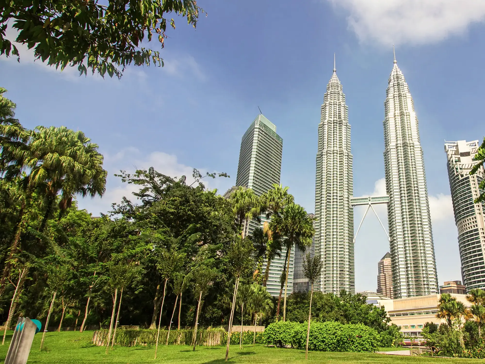 Malaysia, Kuala Lumpur, Petronas Towers Berühmte Zwillingstürme mit grüner Parklandschaft im Vordergrund. Petronas Towers, Kuala Lumpur, Malaysia.