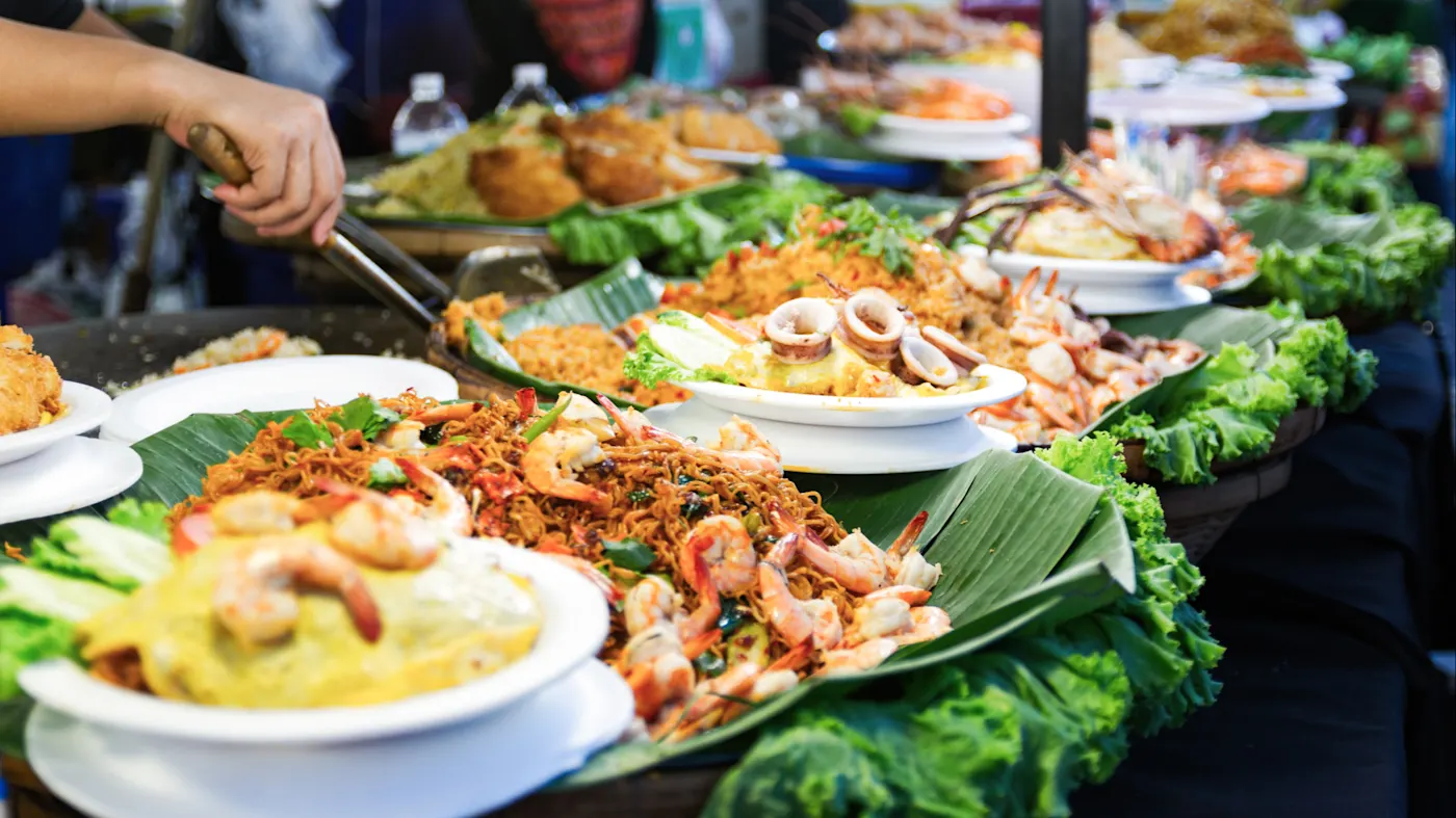 Thaïlande, fruits de mer Plats de fruits de mer thaïlandais traditionnels sur un marché, servis sur des feuilles de bananier.