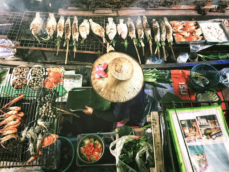 Bangkok, Thailand Garküche mit gegrilltem Fisch und Meeresfrüchten, Verkäuferin mit Strohhut, Bangkok, Thailand
