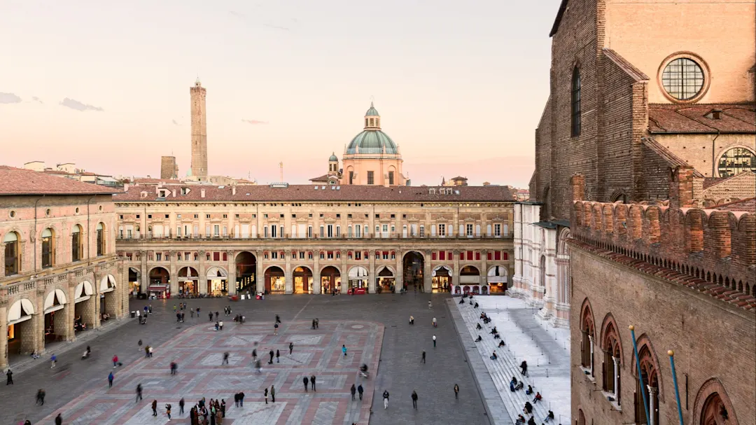 Piazza Maggiore in Bologna mit Blick auf den Asinelli-Turm und die Basilika di San Petronio, Emilia-Romagna, Italien.
