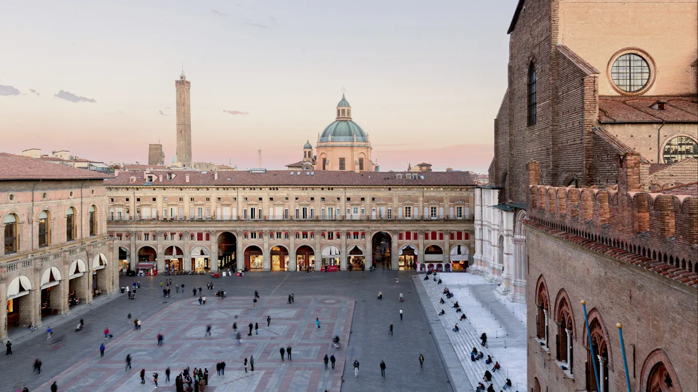 Bologna, Emilia-Romagna, Italien Piazza Maggiore in Bologna mit Blick auf den Asinelli-Turm und die Basilika di San Petronio, Emilia-Romagna, Italien.