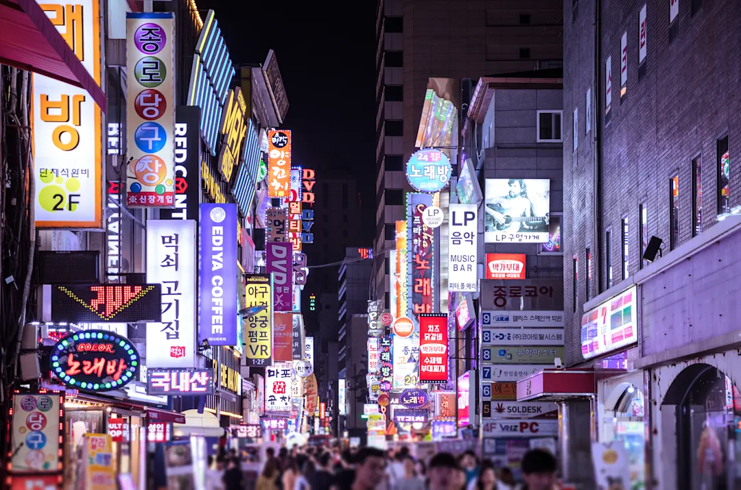 Myeongdong-Viertel bei Nacht und Leuchtreklamen, Seoul, Südkorea