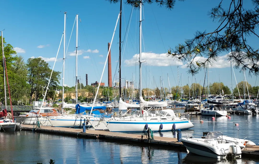 Zahlreiche Yachten und Boote in der Hafenstadt Kotka in Finnland. Meer, Touristenstadt
