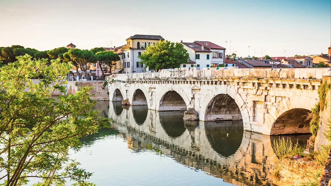 Antiker römischer Brücke in Rimini, Emilia-Romagna, Italien, mit Spiegelung im Wasser.
