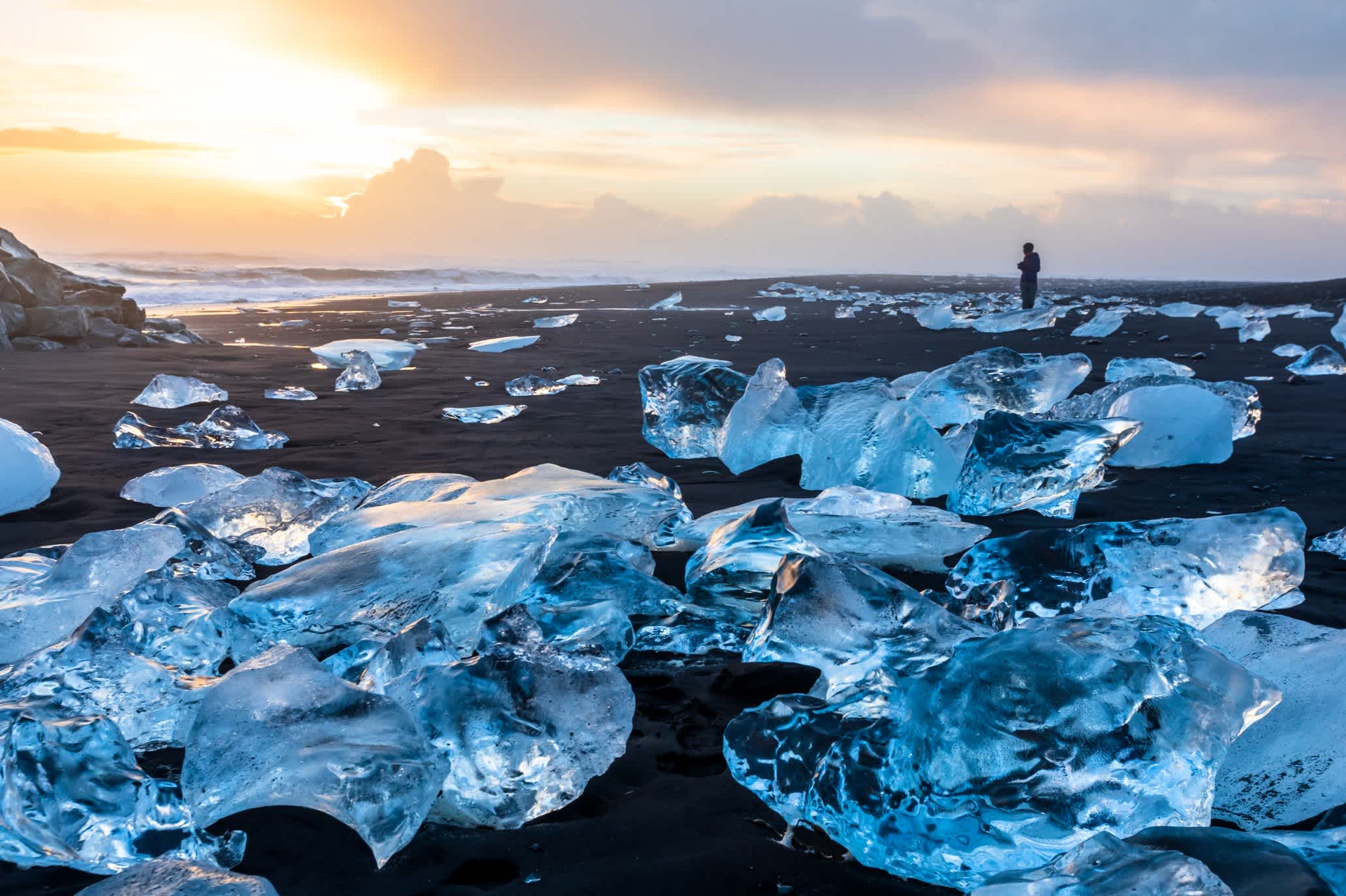 Blocs de glace sur une plage de sable noire, en Islande