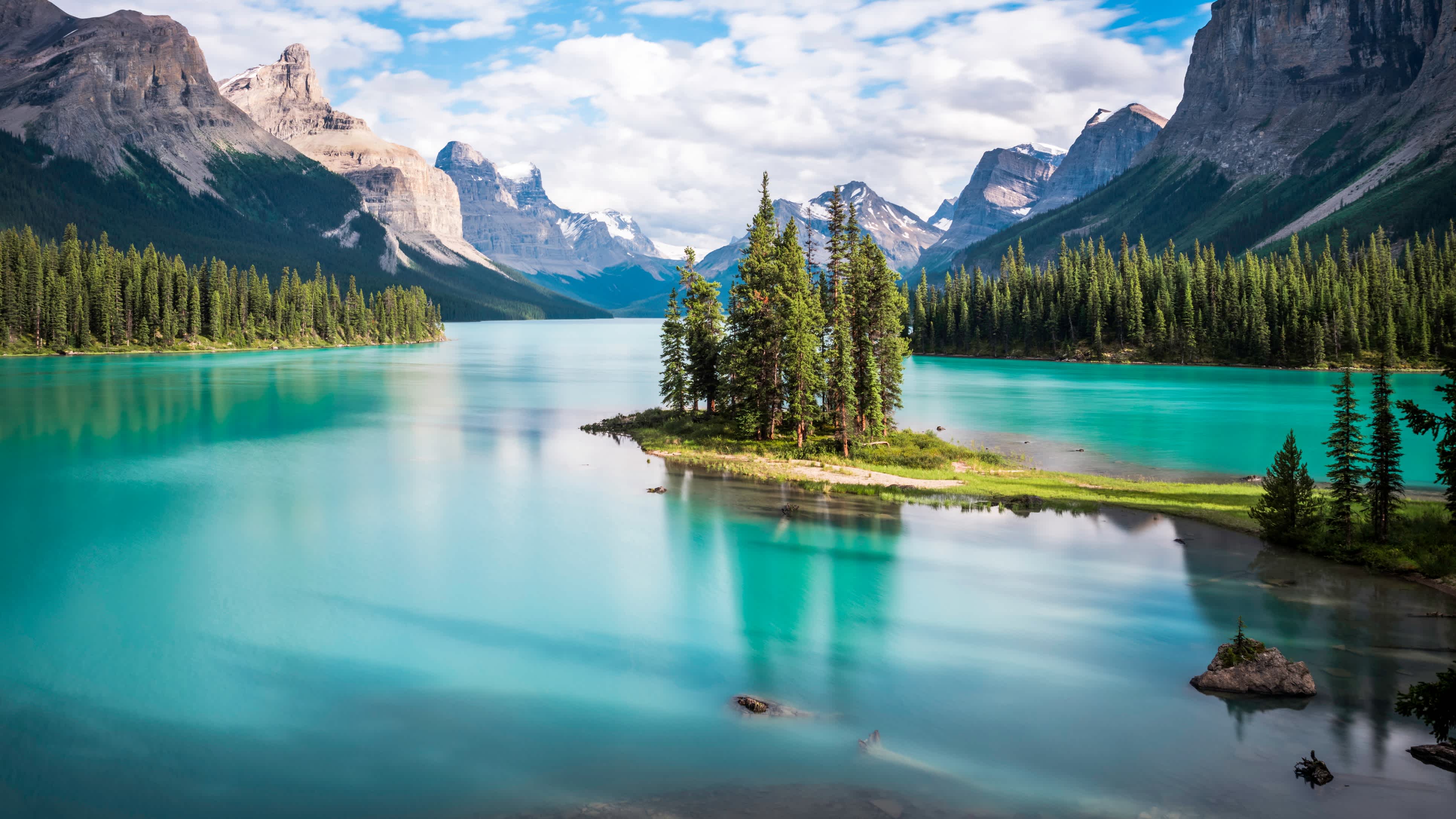 Admirez le magnifique lac Maligne dans le parc national de Jasper dans la province d'Alberta, lors de votre circuit au Canada.