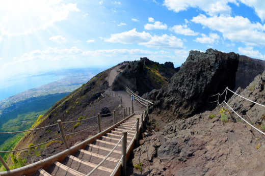 Montez au sommet du volcan du Vésuve pendant votre voyage à Naples, toujours considéré comme l'un des volcans les plus dangereux du mond