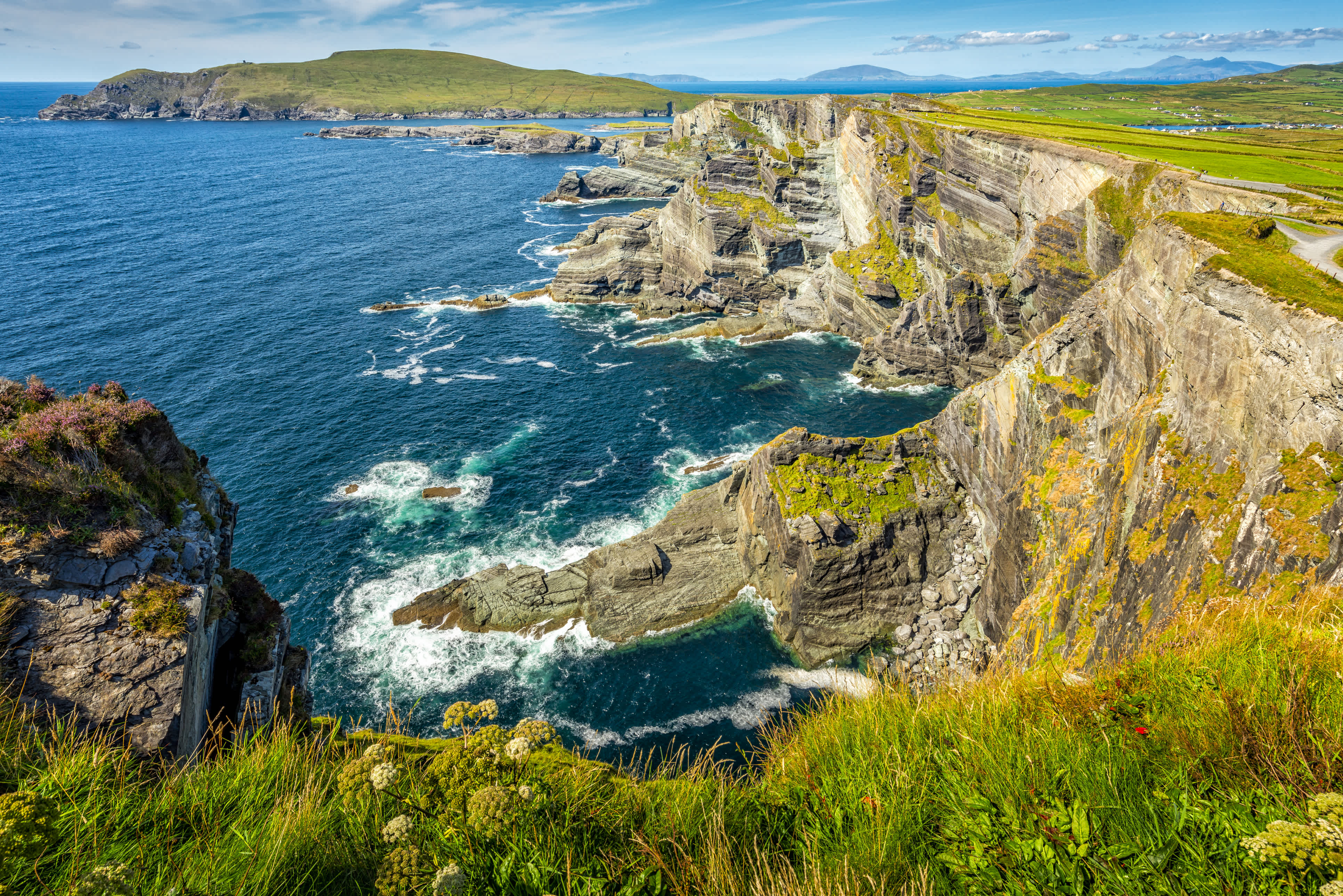 Vue sur des falaises au bord de l'océan Atlantique, Killarney, Ring of Kerry en Irlande