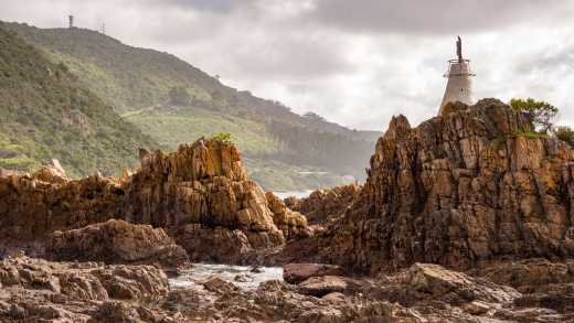 Vue sur le phare de Knysna Heads lors d'une balade sur la côte en séjour à Knysna en Afrique du Sud.