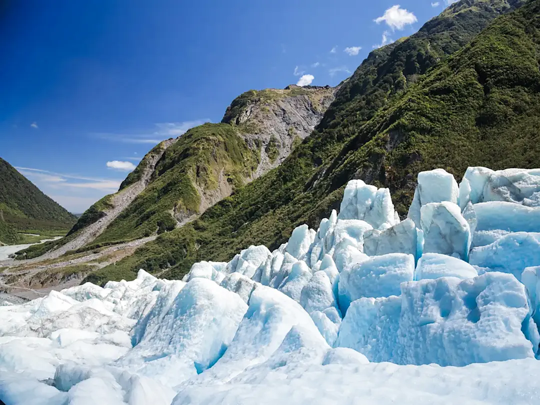 Gletscherlandschaft mit Bergen. Franz Josef, West Coast, Neuseeland.
