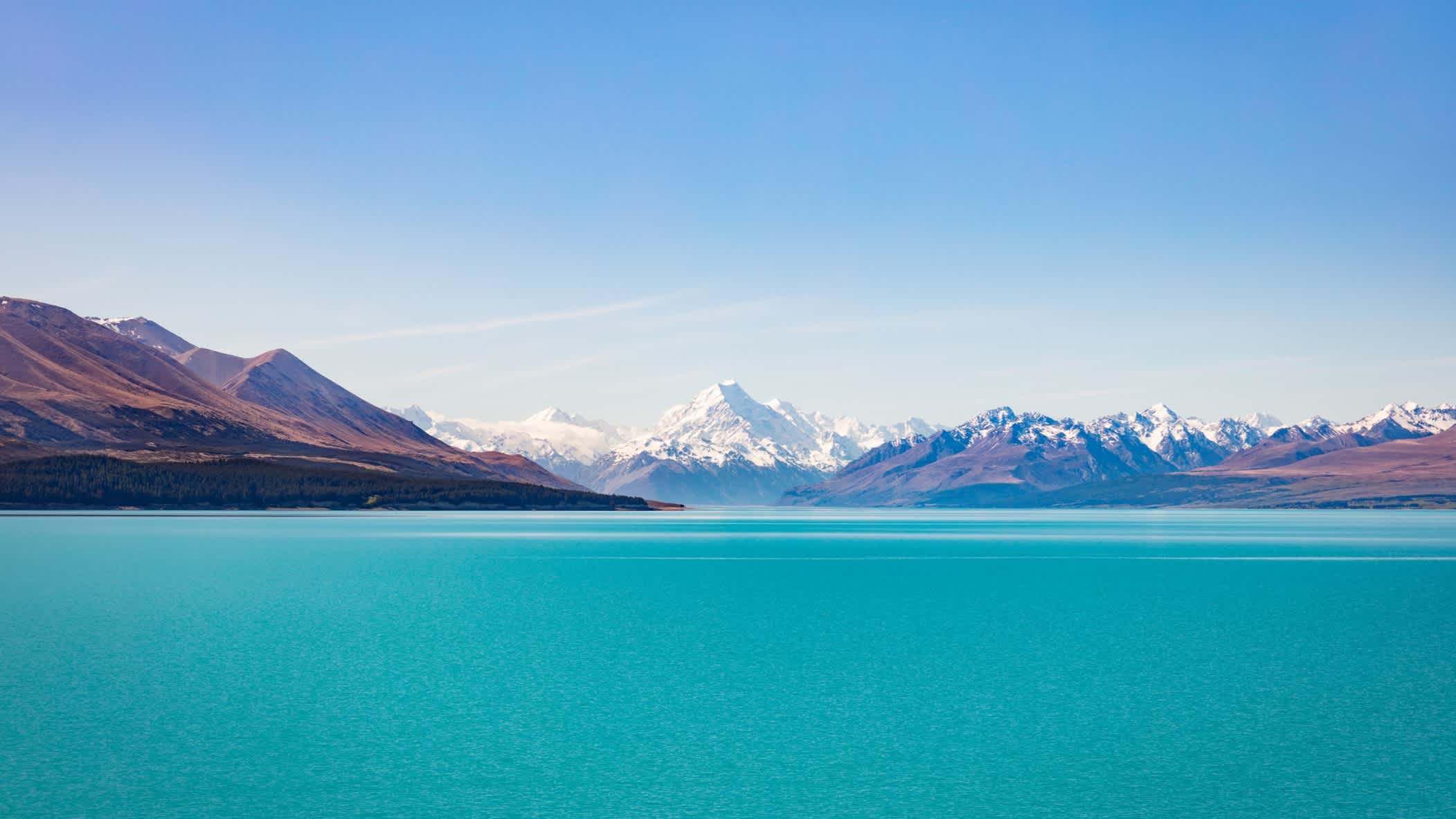 Discover the beautiful blue waters of Tekapo Lake on a New Zealand tour 