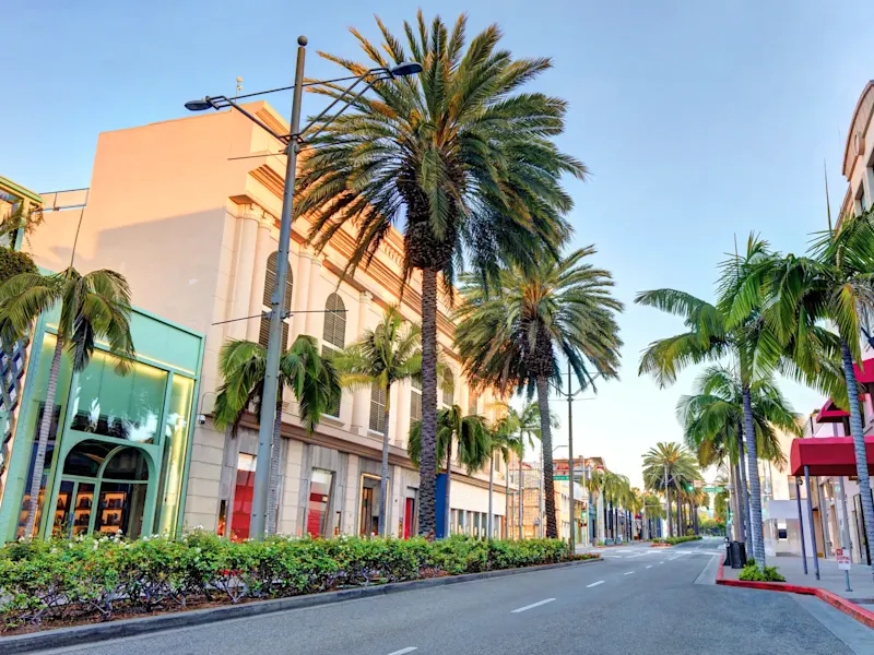 USA, Kalifornien, Beverly Hills Elegante Einkaufsstraße mit Palmen und Luxusgeschäften. Beverly Hills, Kalifornien, USA.