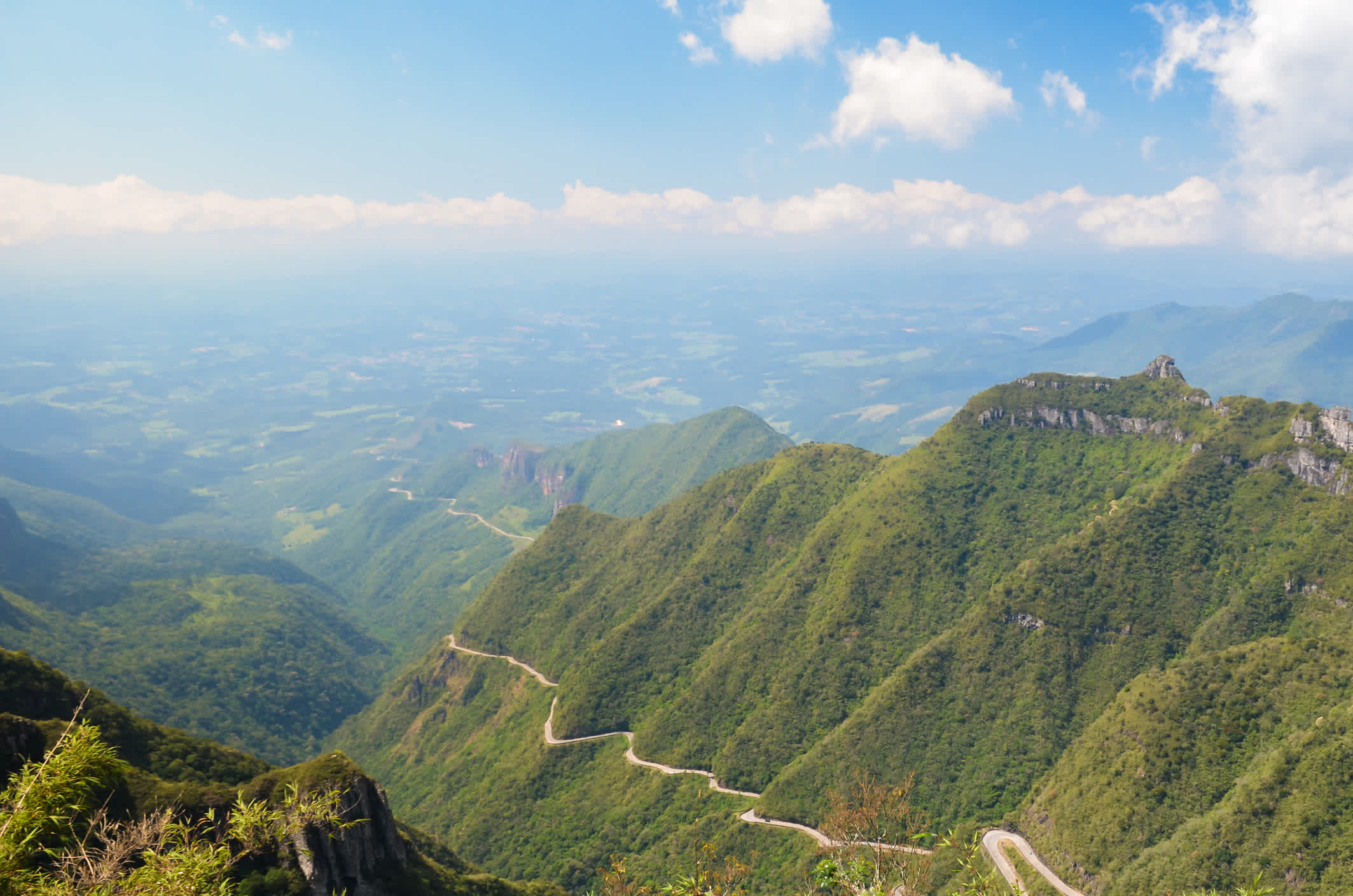 Route Rio do Rastro im Santa Catarina Gebirge, Brasilien.

