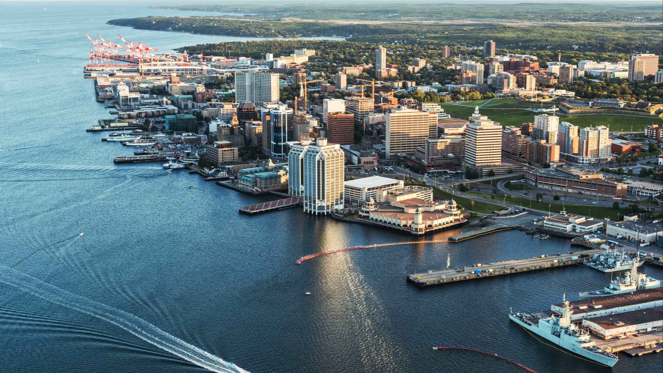 Luftaufnahme der Küste und Skyline von Halifax mit Hafen und Stadtzentrum. Halifax, Nova Scotia, Kanada.