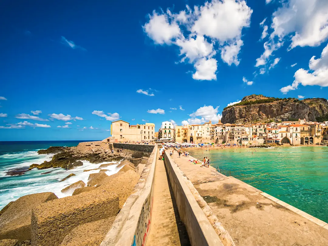 Historische Küstenstadt mit Sandstrand und Felsklippen. Cefalù, Sizilien, Italien.