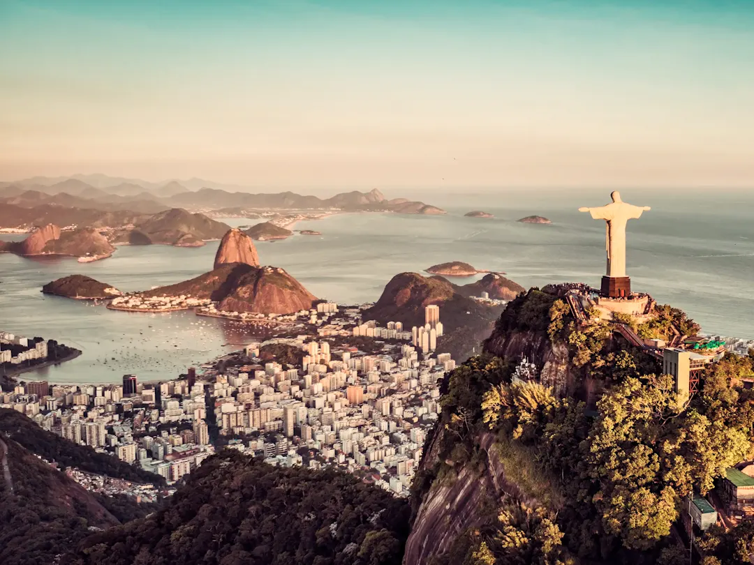 Brasilien, Rio de Janeiro, Rio de Janeiro Christusstatue mit Blick auf Rio und die Bucht. Rio de Janeiro, Rio de Janeiro, Brasilien.