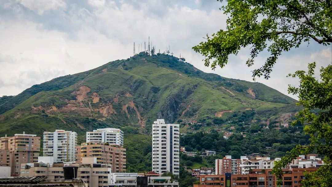 Kolumbien Cerro de Las Tres Cruces Hügel der drei Kreuze (Cerro de Las Tres Cruces) und Cali Stadtansicht - Cali, Kolumbien