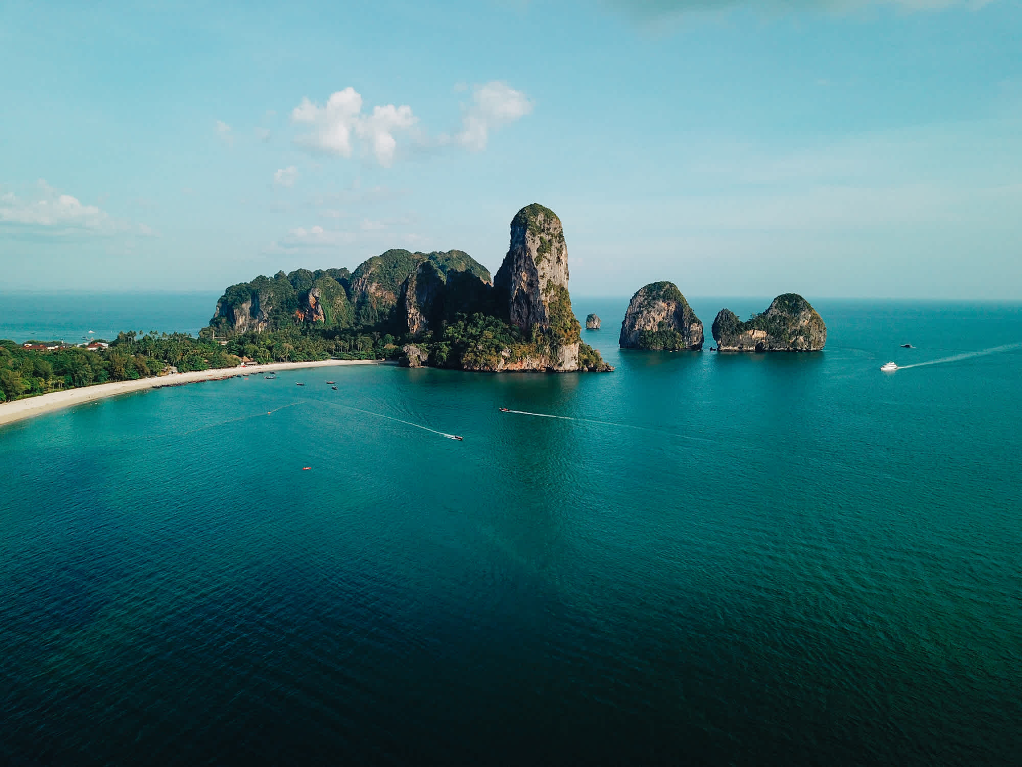 Blick auf das blaue Meer am Railay Strand